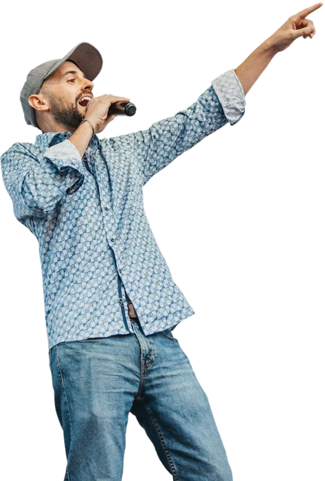 Albert Vidal cantando con el micrófono y señalando al público