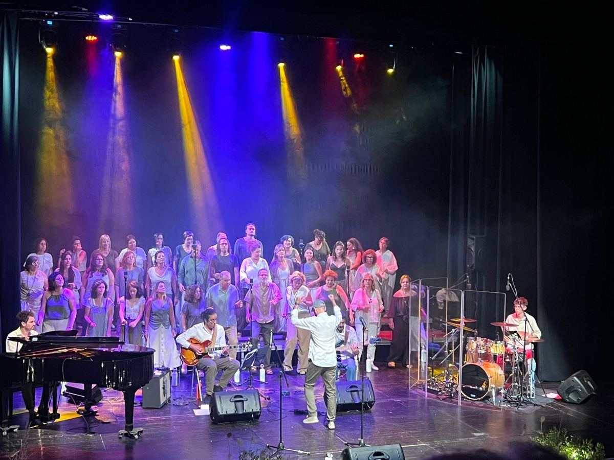 El coro en un teatro bajo focos de colores