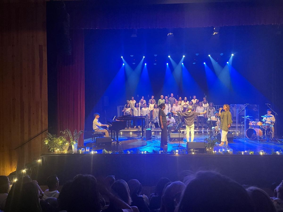 Concierto en teatro con luces azules