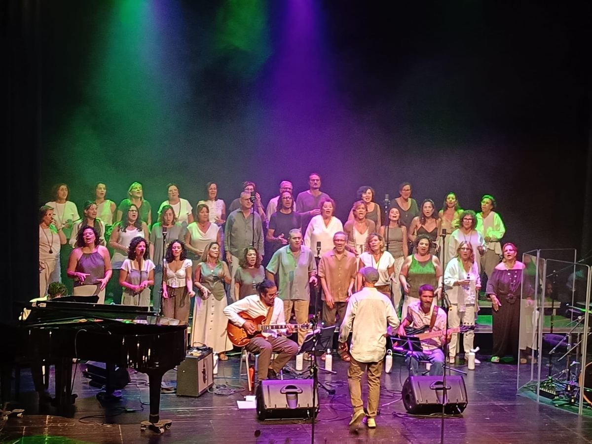 El coro en un teatro con luces verdes y moradas