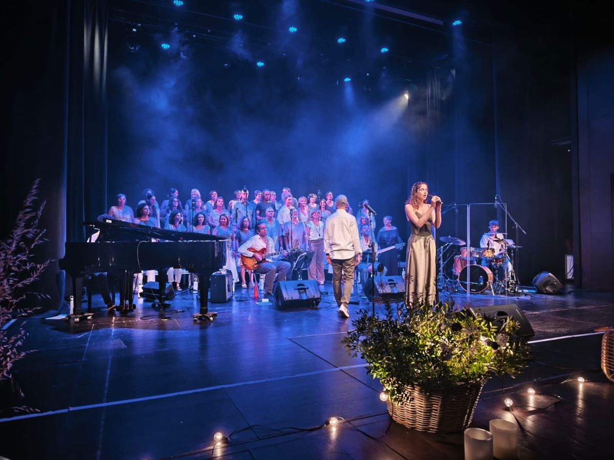 Solista y coro en un escenario azul