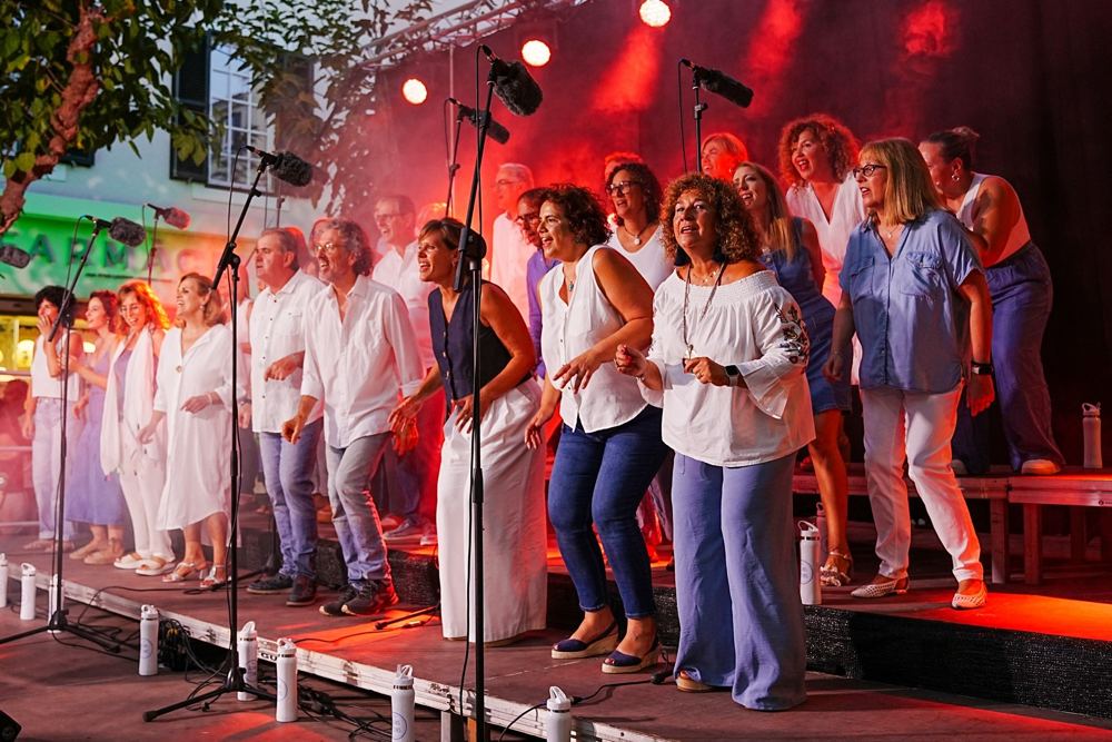 El coro en un escenario pequeño con luz roja