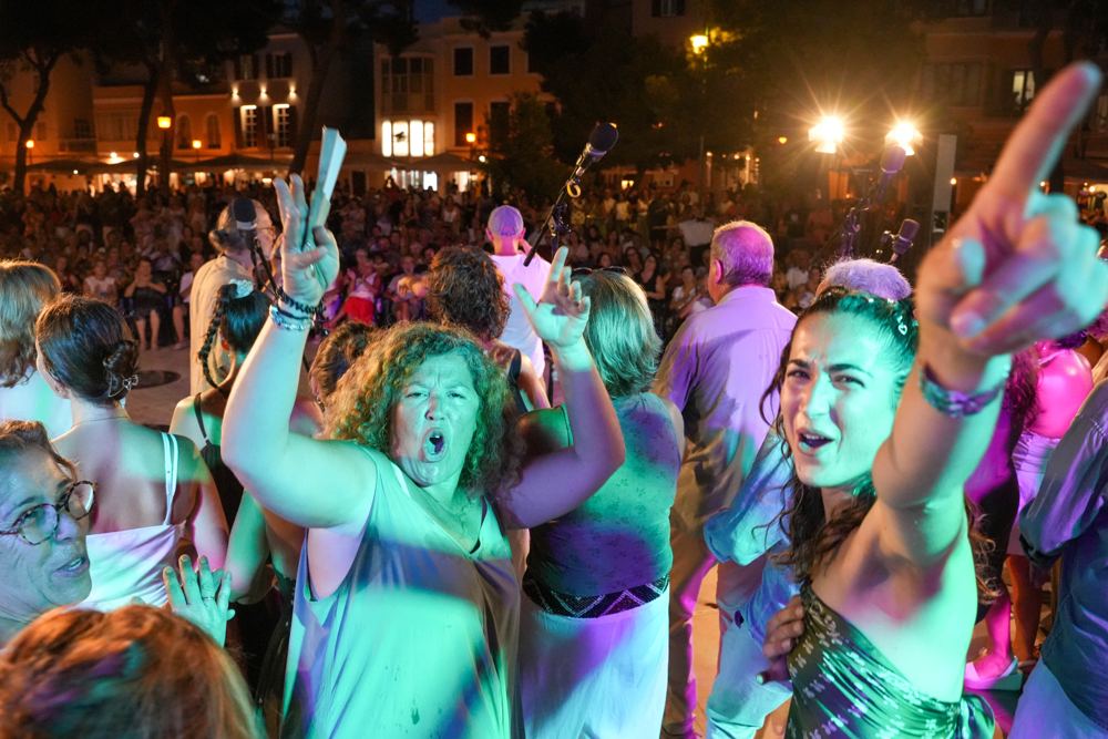 El público bailando con los brazos en alto