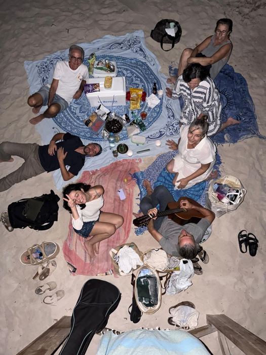 Picnic del coro sobre mantas, visto desde arriba