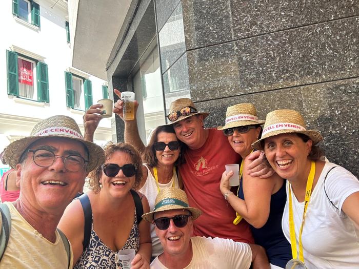 Selfie del grupo con sombreros de fiesta