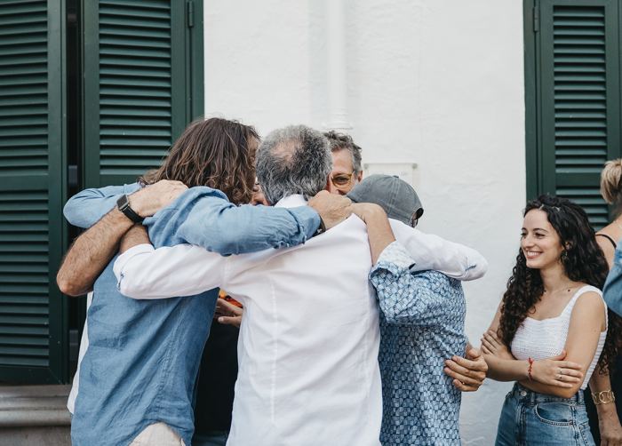 Un abrazo en grupo