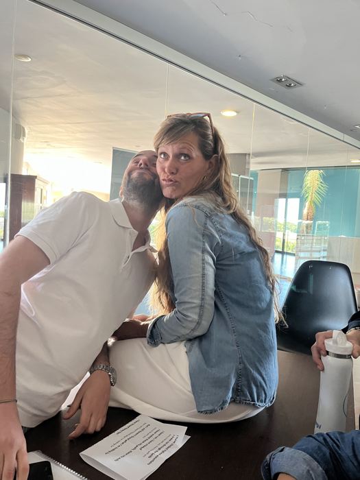 Dos miembros del coro posando con humor