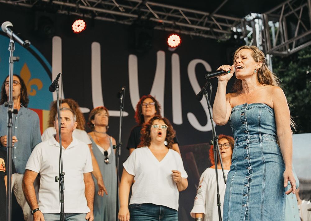 Solista y coro en el escenario de Sant Lluís