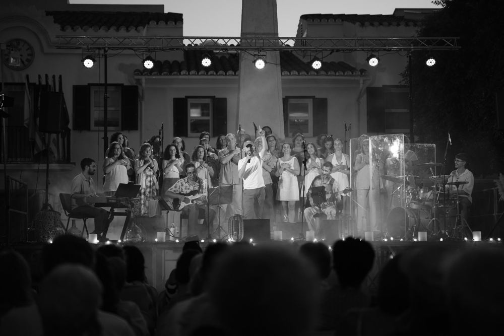 El coro en una plaza llena, en blanco y negro
