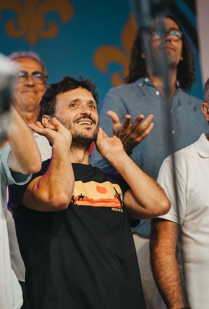 Un tenor cantando con las manos en alto