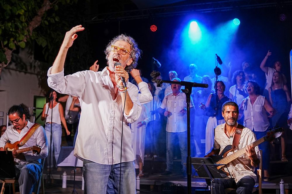 Solista con el micrófono bajo focos azules