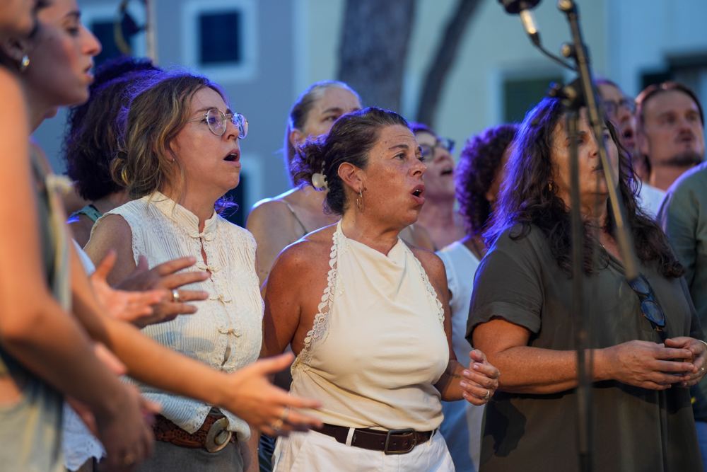 Voces del coro cantando juntas al aire libre