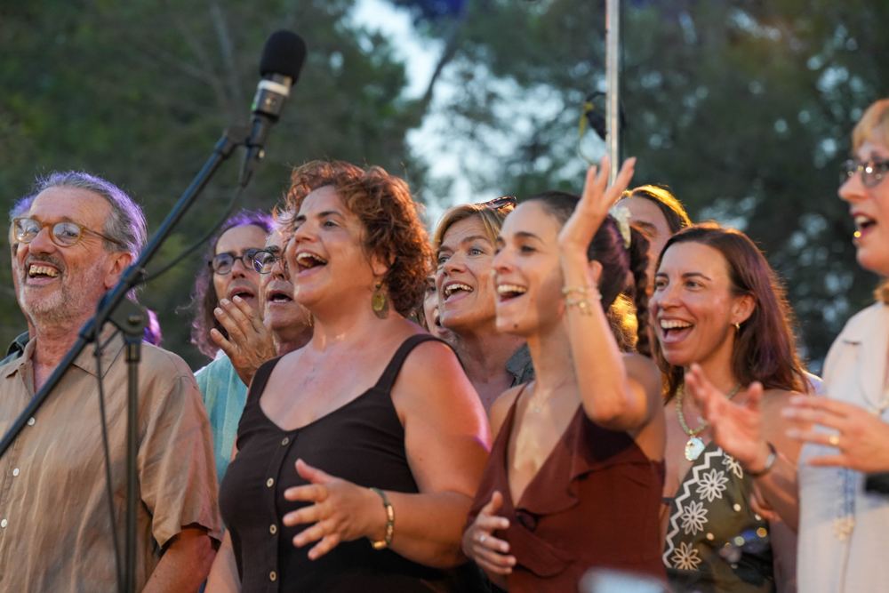 Cantantes emocionadas en pleno concierto