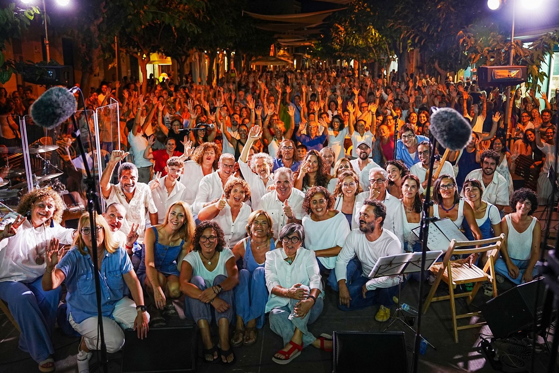 El coro sobre el escenario frente a una multitud